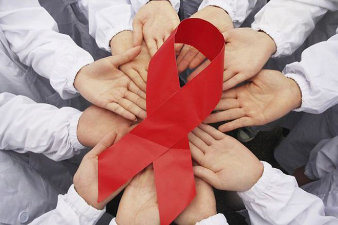 Красная ленточка — символ солидарности с ВИЧ-положительными и пациентами, у которых развился СПИД