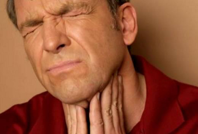 Сильные болевые ощущения в горле во время глотания - типичный симптомы тонзиллита