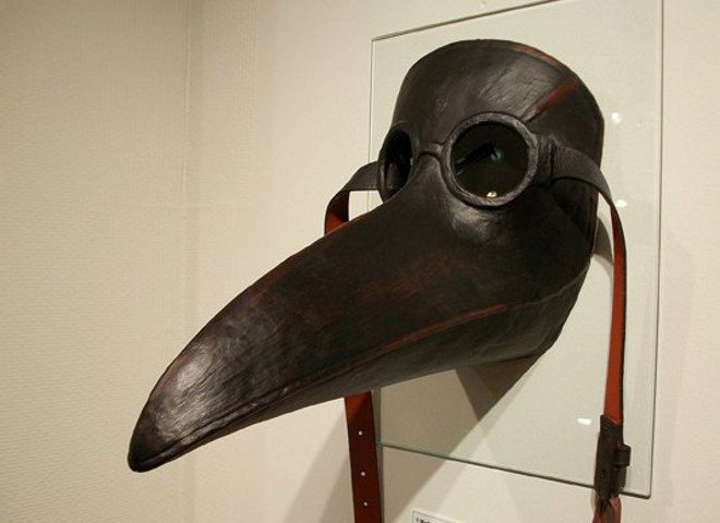Длинноносая маска, которую носили врачи, лечащие больных чумой. Считалось, что аромомасла, которые размещались в длинном носе, защищали врача от болезни. Наряд дополнялся длинным черным плащом, из-за чего доктор очень был похож на птицу.