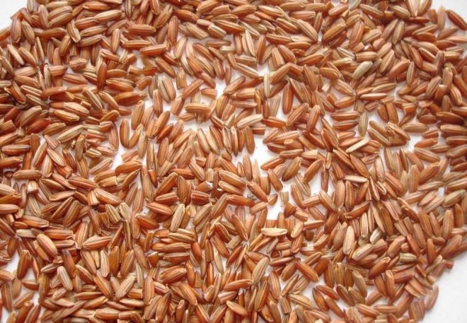 Коричневый рис содержит большое количество витамина E, антиоксидантов, волокон, витамина B6, меди, цинка
