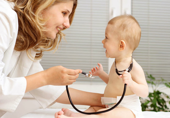 Осмотр ребенка педиатром перед прививкой